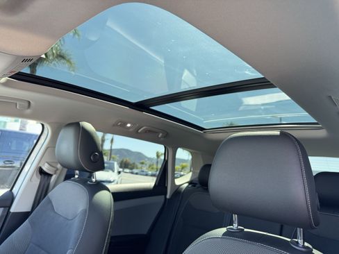 Used 2022 Volkswagen Taos SE w/ Panoramic Sunroof Package FWD image 32