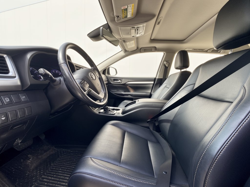 Used 2018 Toyota Highlander XLE AWD/4WD image 5