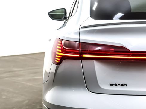 Used 2022 Audi e-tron Prestige image 16