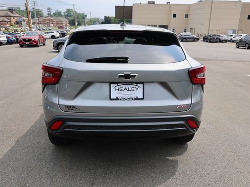 Used 2025 Chevrolet Trax RS FWD image 6