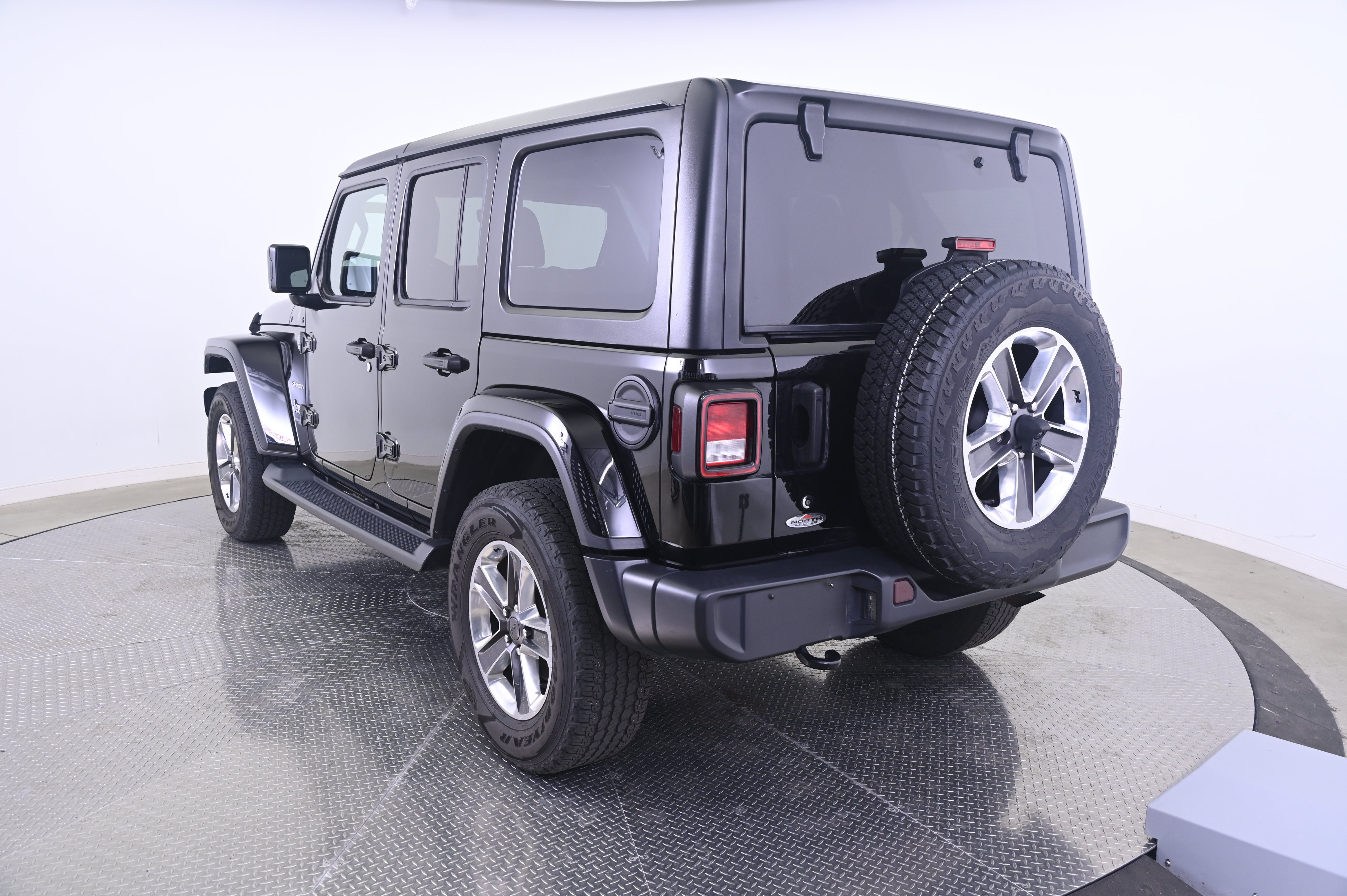 Used 2020 Jeep Wrangler Unlimited Sahara AWD/4WD image 3