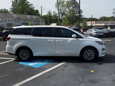 Used 2019 Kia Sedona L FWD image 4