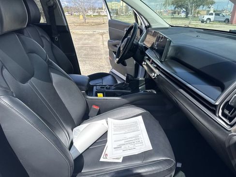 Used 2024 Kia Sorento S image 32