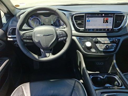 Used 2025 Chrysler Pacifica Limited FWD image 11