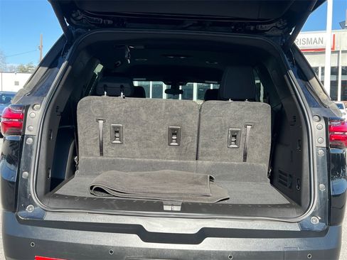 Used 2022 Chevrolet Traverse LT image 16