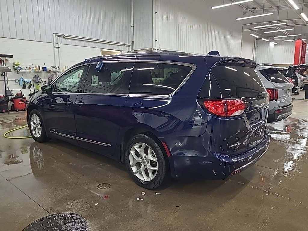 Used 2019 Chrysler Pacifica Touring-L Plus w/ Tire & Wheel Group FWD image 5