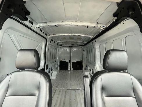 Used 2023 Ford E-Transit Medium Roof image 14
