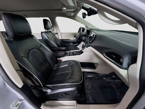 Used 2024 Chrysler Pacifica Limited image 27