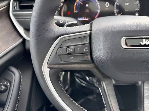 New 2025 Jeep Grand Cherokee Limited image 32
