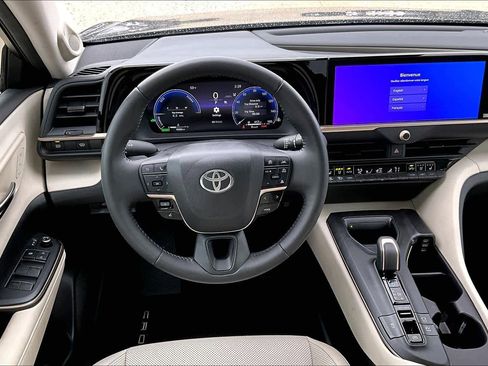 Used 2023 Toyota Crown Limited image 5