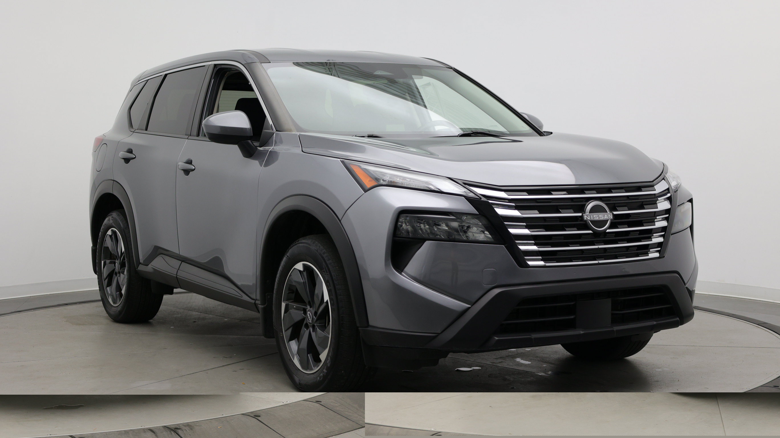 Used 2024 Nissan Rogue SV FWD image 3