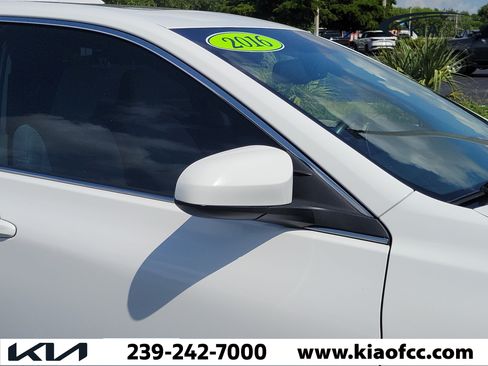 Used 2016 Toyota Camry SE w/ Moonroof Package FWD image 8