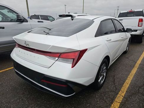 Used 2024 Hyundai Elantra SE image 3