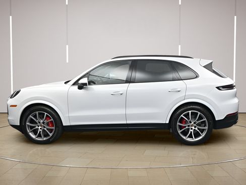 Certified 2025 Porsche Cayenne S AWD/4WD image 2
