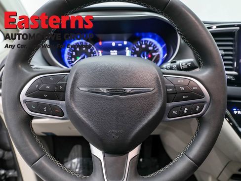 Used 2023 Chrysler Pacifica Touring-L image 10