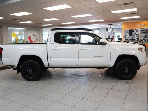 Used 2021 Toyota Tacoma SR5 AWD/4WD image 12