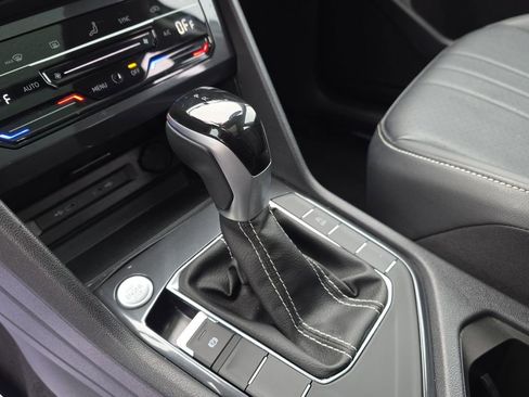 Used 2024 Volkswagen Tiguan SE image 37