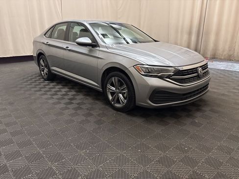 Used 2024 Volkswagen Jetta SE image 1