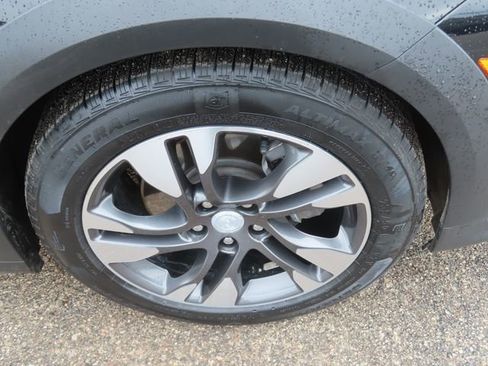 Used 2019 Buick Regal Essence w/ Driver Confidence Package I image 14