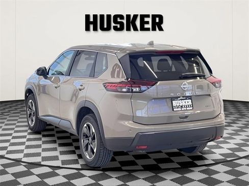 Used 2025 Nissan Rogue SV image 4