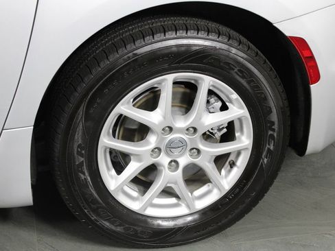 Used 2024 Chrysler Pacifica Touring-L image 10