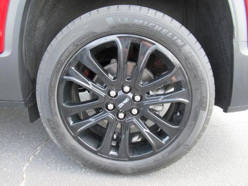 Certified 2023 GMC Acadia SLE w/ Driver Convenience Package FWD image 8