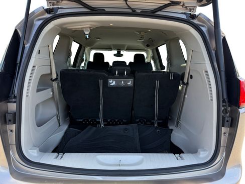 Used 2017 Chrysler Pacifica Touring-L FWD image 17