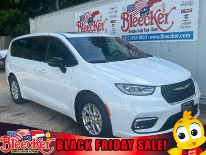 New 2025 Chrysler Pacifica Select w/ Uconnect Theater Family Group