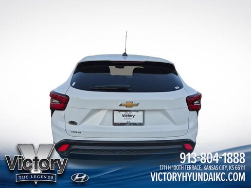 Used 2025 Chevrolet Trax LS FWD image 4
