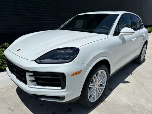 Used 2025 Porsche Cayenne image 6