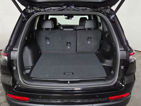 New 2025 Jeep Grand Cherokee Altitude image 9