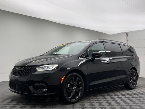 Used 2025 Chrysler Pacifica Limited FWD image 2