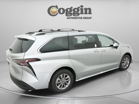 Used 2025 Toyota Sienna XLE image 18