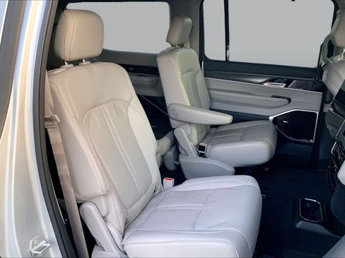 Used 2023 Jeep Wagoneer Series III w/ Premium Group I AWD/4WD image 18