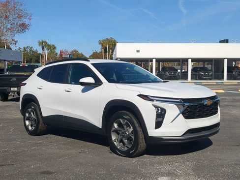 Used 2025 Chevrolet Trax LT w/ LT Convenience Package image 3