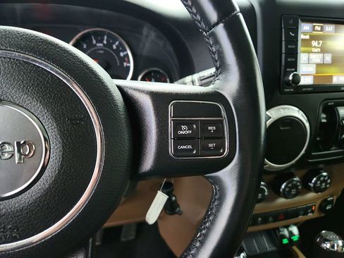 Used 2017 Jeep Wrangler Unlimited Rubicon w/ Connectivity Group image 19