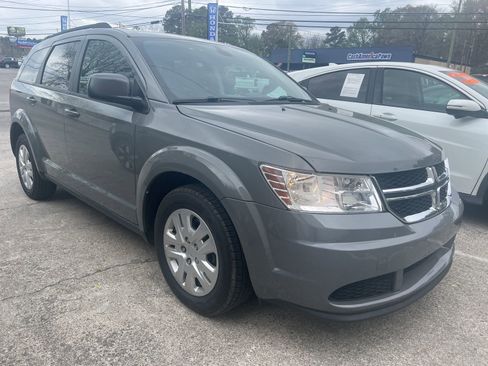 Used 2019 Dodge Journey SE image 2