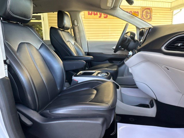 Used 2023 Chrysler Pacifica Touring-L FWD image 26