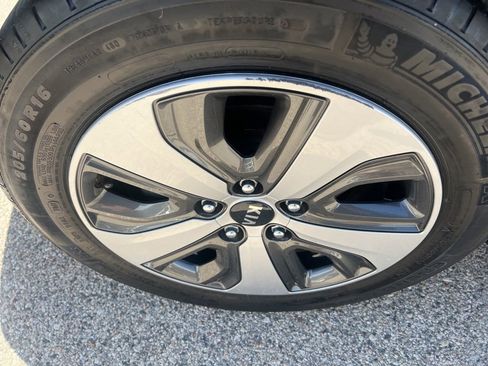 Used 2018 Kia Niro EX w/ EX Premium Package image 42