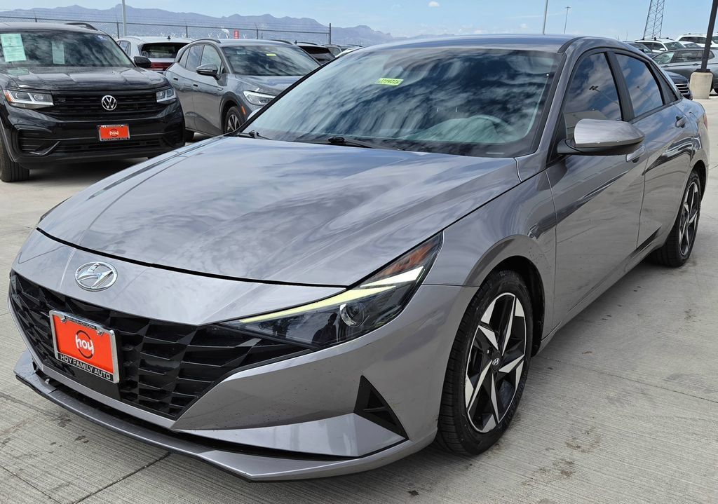 Used 2023 Hyundai Elantra SEL w/ Convenience Package FWD image 2