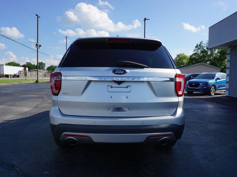 Used 2017 Ford Explorer XLT w/ Equipment Group 202A FWD image 6