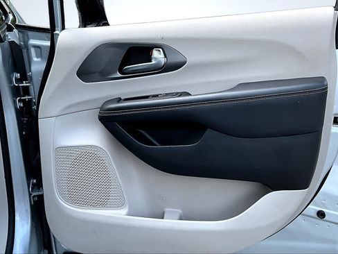 Used 2024 Chrysler Pacifica Touring-L FWD image 25