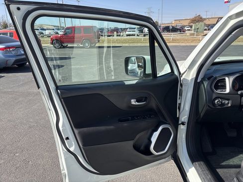 Used 2018 Jeep Renegade Latitude image 9