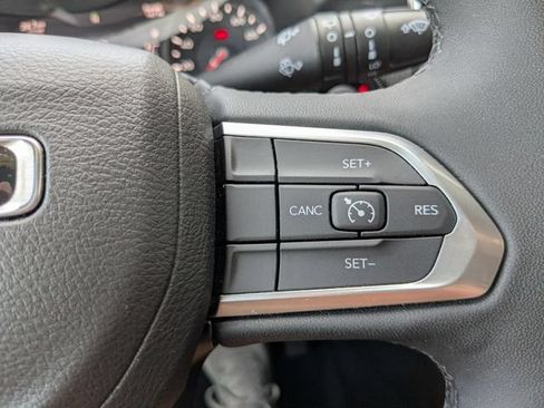 Used 2025 Jeep Compass Latitude w/ Convenience Group AWD/4WD image 18