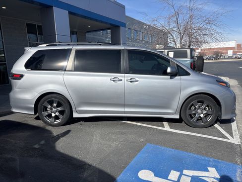 Used 2017 Toyota Sienna SE Premium image 7