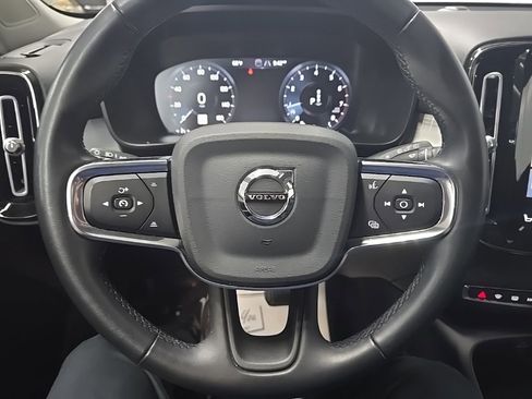 Used 2022 Volvo XC40 T5 Momentum w/ Climate Package image 19