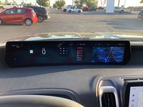 Used 2025 Ford Expedition Active AWD/4WD image 13