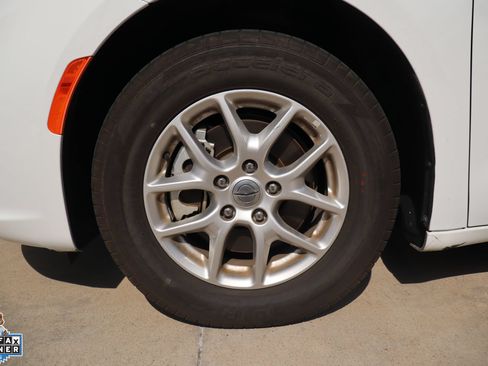 Used 2025 Chrysler Pacifica Select FWD image 10
