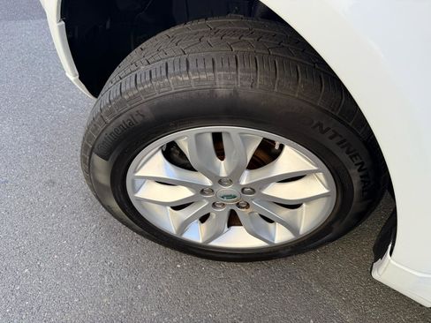 Used 2013 Land Rover LR2 image 40