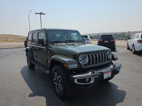 Used 2024 Jeep Wrangler Unlimited Sahara w/ Technology Group AWD/4WD image 3